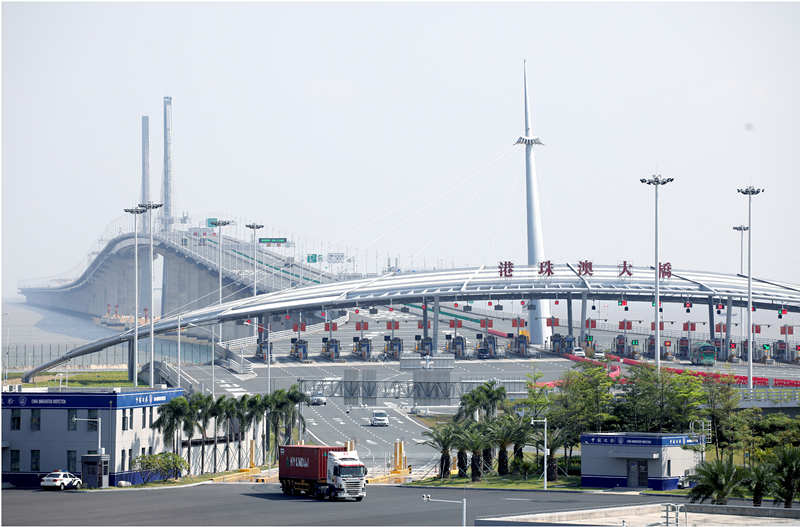 通車一年來，三地不斷放寬大橋的通行政策，讓往來的人員、車輛更加便利。南方日報(bào)記者 關(guān)銘榮 攝.png