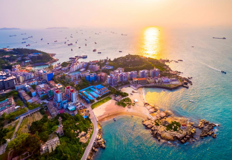 橫琴，地處珠海南端，位于珠江入?？谖靼?。從天空俯瞰，猶如兩把橫在南海碧波上的古琴，因此得名橫琴。山化為琴，日夜彈奏。碧濤相伴，詩情畫意。