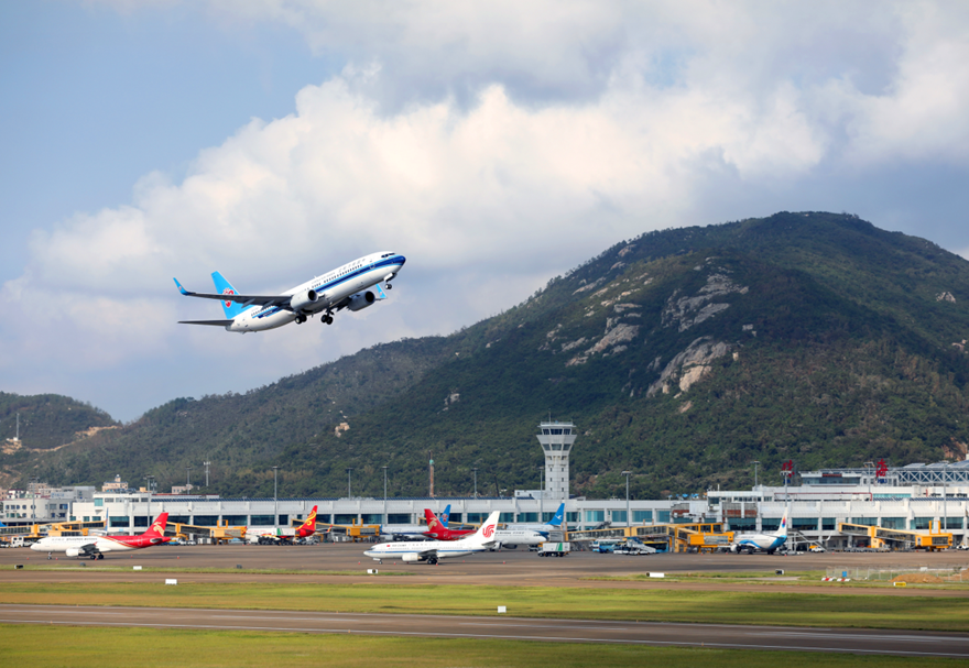 橫琴合作區100公里半徑內，有香港、澳門、廣州、深圳、珠海5個國際國內機場，還有4個深水港、8條高速公路、3條軌道，對外對內交通便捷。