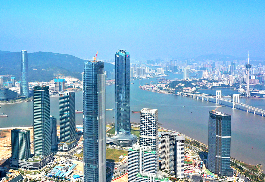 橫琴合作區將建成極具潛力的現代產業體系。目前在橫琴的澳資企業數已超4300家，注冊資本規模超1300億元，是內地澳門企業集中度最高的區域。未來，將著重發展促進澳門經濟適度多元的新產業，重點發展科技研發和高端制造產業、中醫藥等澳門品牌工業、文旅會展商貿產業和現代金融產業。