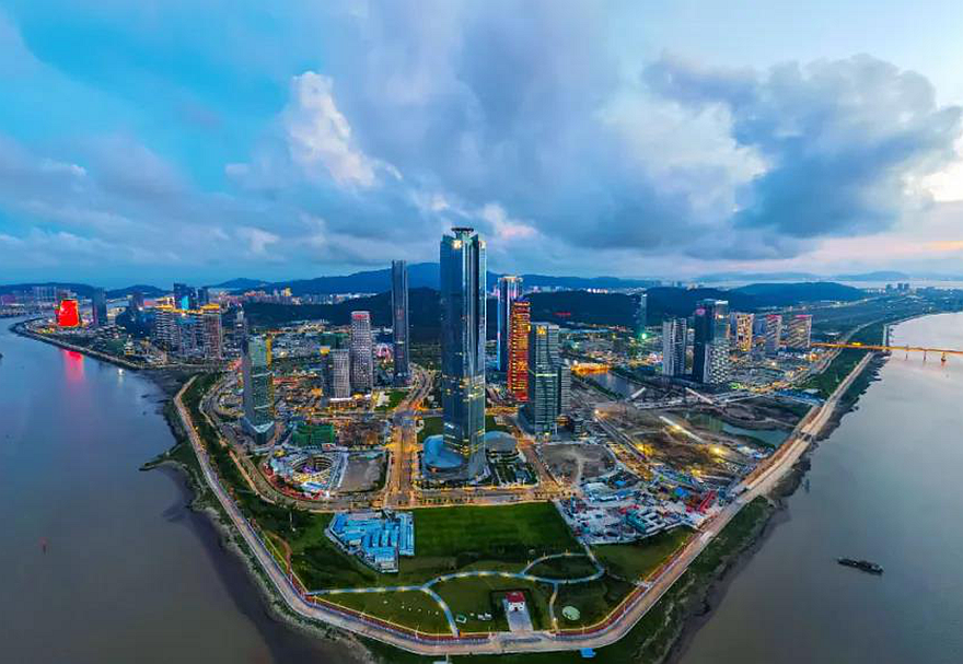 在現代金融產業方面，橫琴的粵澳跨境金融合作（珠海）示范區全力支持澳門發展現代金融業。2021年上半年新引進11家涉澳跨境金融企業和服務機構，粵澳合作發展基金完成24個項目投資，累計投放資金超185.64億元。