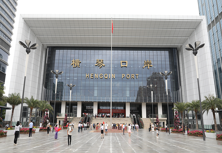 橫琴合作區將形成澳門居民生活就業的新空間。新橫琴口岸實施“合作查驗，一次放行”通關新模式，最快20秒即可實現快捷通關，粵澳兩地時空距離不斷縮短，雙方共謀發展的路子越走越近。