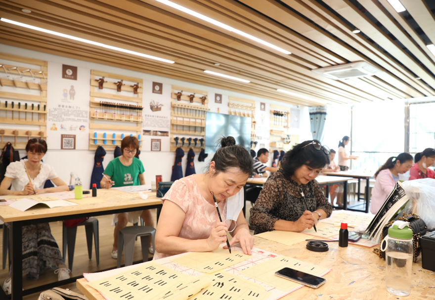 投入運營使用的澳門街坊總會橫琴中心將把澳門特色的服務手法和理念引進橫琴。社區長者飯堂政策惠及常住橫琴的澳門長者可享受與橫琴本地戶籍居民同等的優惠補貼。