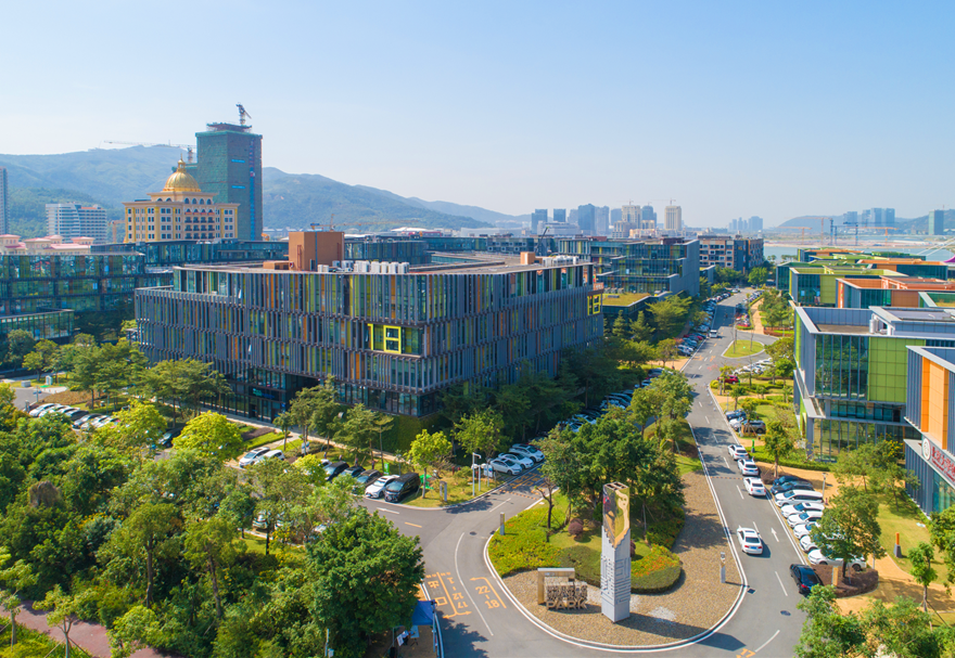 橫琴合作區正積極搭建港澳青年追逐夢想的舞臺，高水平打造橫琴澳門青年創業谷等一批創客空間、孵化器和科研創新載體，推動在合作區創新創業就業的澳門青年同步享受粵澳兩地的扶持政策。