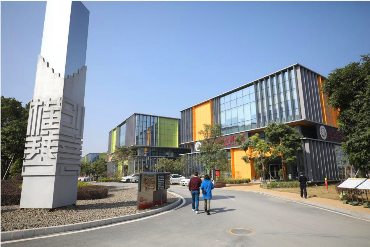 擁有13.8萬平方米的橫琴澳門青年創業谷，與澳門大學僅一路之隔，已累計幫助澳門企業融資6.67億元，孵化澳門項目537個，成為澳門青年來內地創業的首選地。