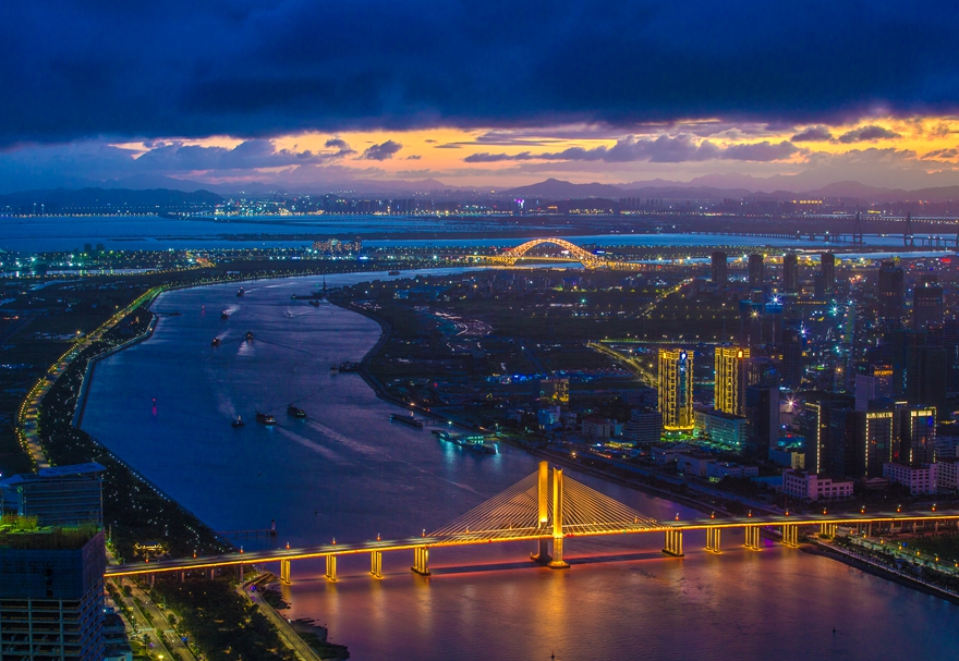 從交通的互聯、產業的合作，到規則的銜接，再到探索打破制度的壁壘，粵澳深度合作的實踐不僅為澳門發展開辟空間、注入動力，還為“一國兩制”的實踐提供了良好范本。青春昂揚，未來啟航。讓我們一同期待粵澳唱響合作的新篇章。