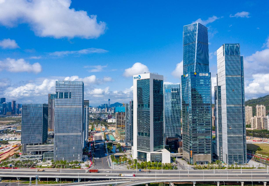 前海合作區構建高水平發展的產業體系。前海實施利港惠港“萬千百十”工程，全力服務香港產業結構優化，截至2021年9月，累計注冊港資企業1.15萬家，注冊資本 1.28萬億元，實際利用港資占前海實際利用外資的92.4%，是與香港關聯度最高、合作最緊密區域之一。