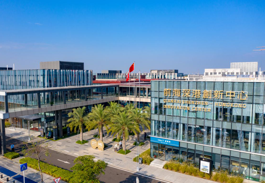 為對接香港需求，前海提出面向香港企業出讓不少于三分之一的土地，截至2021年9月，累計面向港企出讓土地19宗，面積39.55公頃，占新供應經營性土地出讓面積的40.03%，有力拓展香港服務業發展空間。