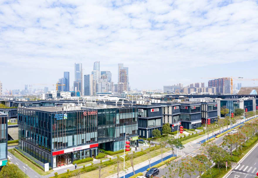 前海合作區方案提出，要擴大金融業對外開放，在與香港金融市場互聯互通、人民幣跨境使用外匯管理便利化等領域先行先試。作為我國金融業對外開放試驗示范窗口和跨境人民幣業務創新試驗區，CEPA框架下金融業對港開放措施在前海全面落地。港交所前海聯合交易中心、匯豐前海證券、東亞前海證券等悉數落戶前海，進一步提升香港離岸人民幣中心地位。