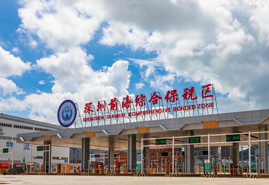 前海合作區打造全方位優化的營商環境。前海灣保稅港區2020年在國家批復下，整合優化為深圳前海綜合保稅區。保稅區提供的“口岸直通車”便利化措施使“前店后倉”企業儲運模式得以實現。“前店”指的是香港的門店，“后倉”則是深圳前海綜合保稅區的倉庫。