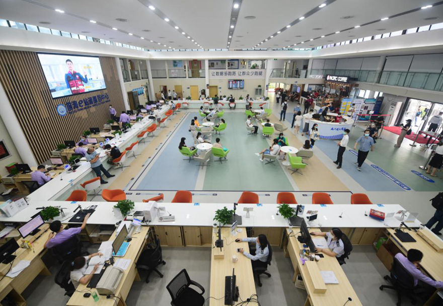 前海在金融、物流、專業服務等領域放寬市場準入，持續實施“開辦企業一窗通”等改革舉措，率先推出“深港通注冊易”，方便港澳企業在本地注冊前海企業。