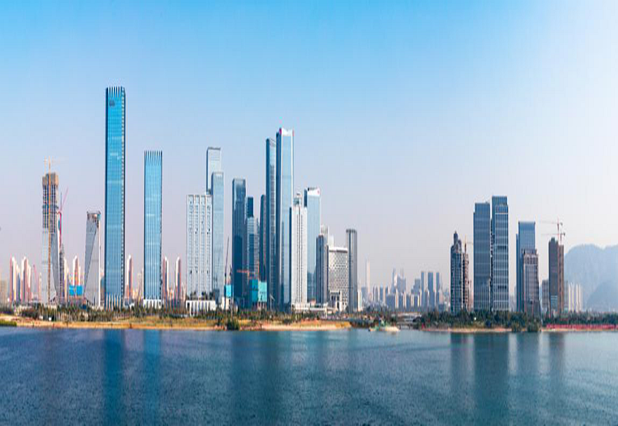 前海合作區打造高層次合作的戰略支點。“依托香港、服務內地、面向世界”。截至2021年9月，前海注冊企業在境外直接投資企業（機構）589家，其中，對香港直接投資企業（機構）383家，中方協議投資額49.52億美元。