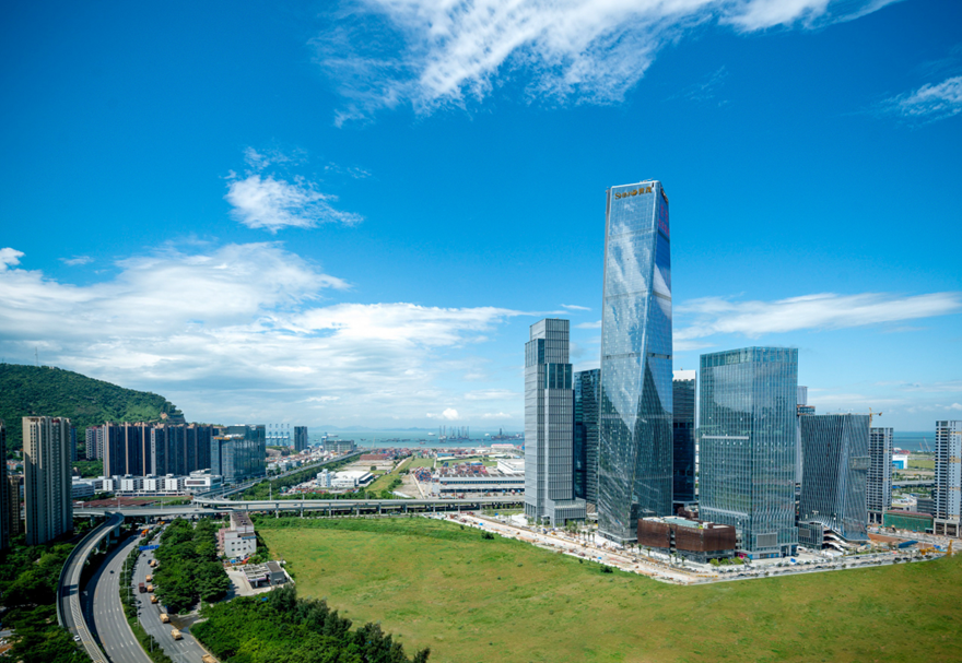 前海聯動香港打造國際化營商環境，對標世界銀行營商環境指標體系，在開辦企業、建筑許可、跨境貿易等十大領域連年改善。