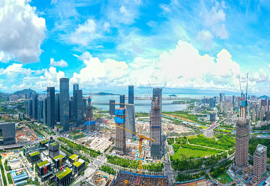 中共中央、國務院賦予前海更大使命，全面深化前海深港現代服務業合作區改革開放，支持前海實行比特區更特的政策。改革空間、開放力度前所未有，帶動拓展港澳產業發展新空間，彰顯“一國兩制”強大生命力和優越性。探索的腳步從未停歇，更高站位、更大格局、更寬視野，深港正擁抱開放，昂首闊步邁向新未來。