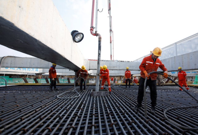 建設者正在進行施工作業。