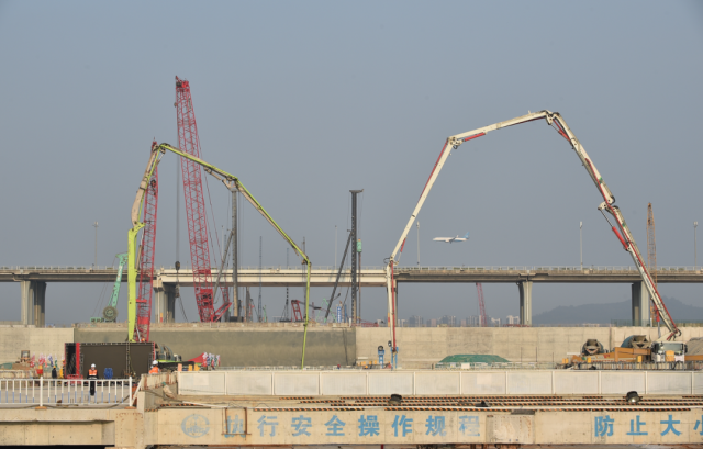 現場正在進行澆筑作業。