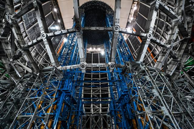 江門中微子實(shí)驗(yàn)為實(shí)現(xiàn)有機(jī)玻璃球自上而下逐層安裝的升降平臺(tái)。