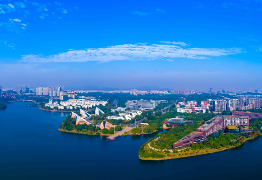 松山湖高新區位于東莞，坐落于粵港澳大灣區的黃金腹地，南鄰香港、深圳，北靠廣州，是廣深港澳科技創新走廊的核心創新平臺，目前在全國高新區的綜合排名第25位，園區共有企業12569家，其中 “四上企業”共525家，上市企業6家，上市后備企業39家，營業收入超億元的企業160家。圖為松山湖科學城。