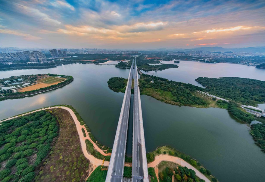 松山湖正以“源頭創新—技術創新—成果轉化—企業培育”創新全鏈條為“四梁”，以重大科技設施、重大科研平臺、高水平研究型大學、新型研發機構、科技型龍頭企業、高端創新人才、高品質城市配套、一流創新環境為“八柱”，搭建起筑造未來之城的“實施框架”。圖為松山湖園區。