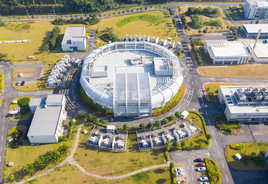 發力重大科研平臺建設。2020年7月，依托散裂中子源、南方先進光源、松山湖材料實驗室，規劃建設90.52平方公里的松山湖科學城正式納入粵港澳大灣區綜合性國家科學中心先行啟動區。香港城市大學（東莞）、灣區大學（松山湖校區）落戶松山湖科學城，東部工業園各項規劃建設工作全面啟動。圖為中國散裂中子源。