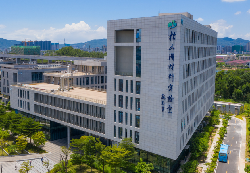 加速打造一流創新環境。截至目前，松山湖擁有國家高新技術企業509家、新型研發機構30家、國家級孵化器14家、市級以上重點實驗室和工程技術研究中心217個。規上企業研發中心覆蓋率57.47%，R&D占GDP的比例為15.28%。累計擁有各類國家級人才75名，其中擁有雙聘院士21名，占全市100%，另有33名院士通過項目合作等特聘方式在園區開展科研工作；。圖為松山湖材料實驗室（一期）。