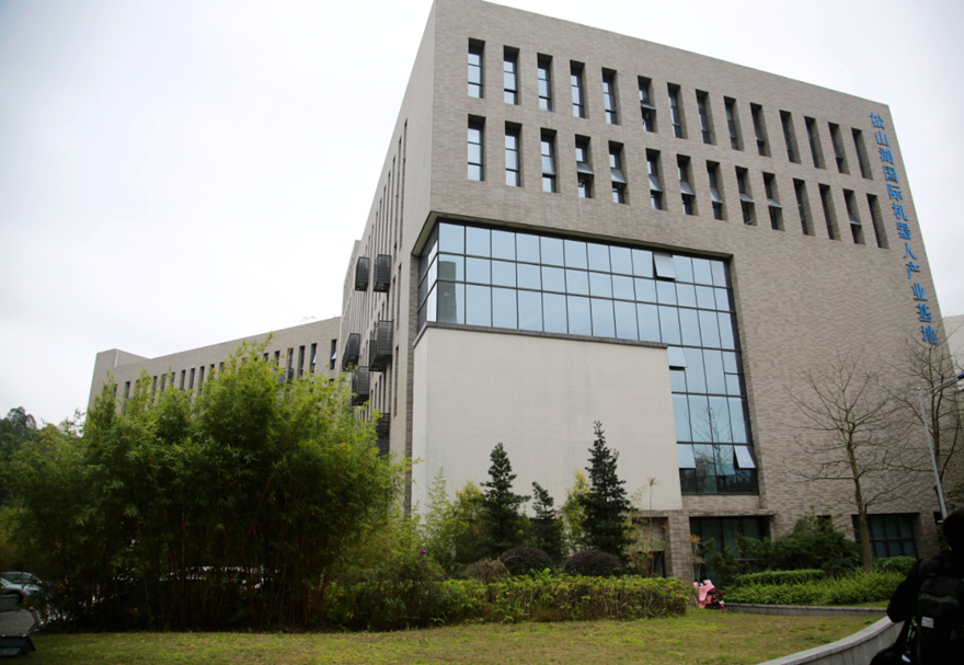 引進一流科技型龍頭企業。做大做強做全信息技術產業，聚集了華為終端、華貝電子、生益科技等一批龍頭企業。重點拓展生物產業，引進了東陽光、紅珊瑚藥業等生物產業企業，聚集各類生物技術企業超過300家。大力推進智能裝備制造產業，引進匯川科技、拓斯達等一批代表企業，形成了以機器人系統集成商、核心零部件企業和智能裝備企業為主體的機器人產業集群。圖為松山湖國際機器人產業基地。