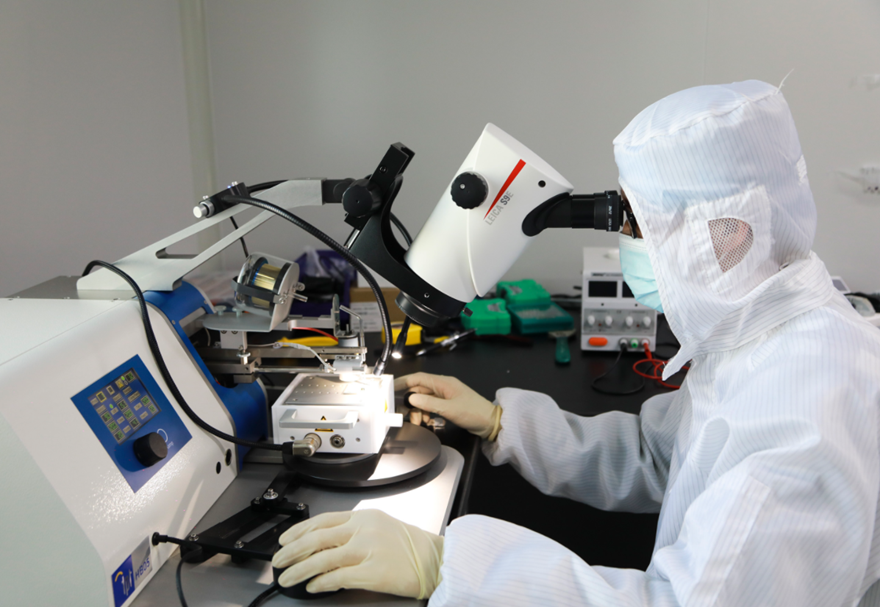 培育新能源、新材料等新興產業。擁有規上新材料產業企業15家，新引進新能源鋰離子電池封裝、高斯寶電氣、華潤電力分布式能源等項目。截至6月底，園區工商注冊各類市場主體達13987，其中企業占比89.86%。擁有上市企業4家，上市后備企業達39家，居全市首位。圖為松山湖材料實驗室的分子材料研究團隊研發人員在實驗。