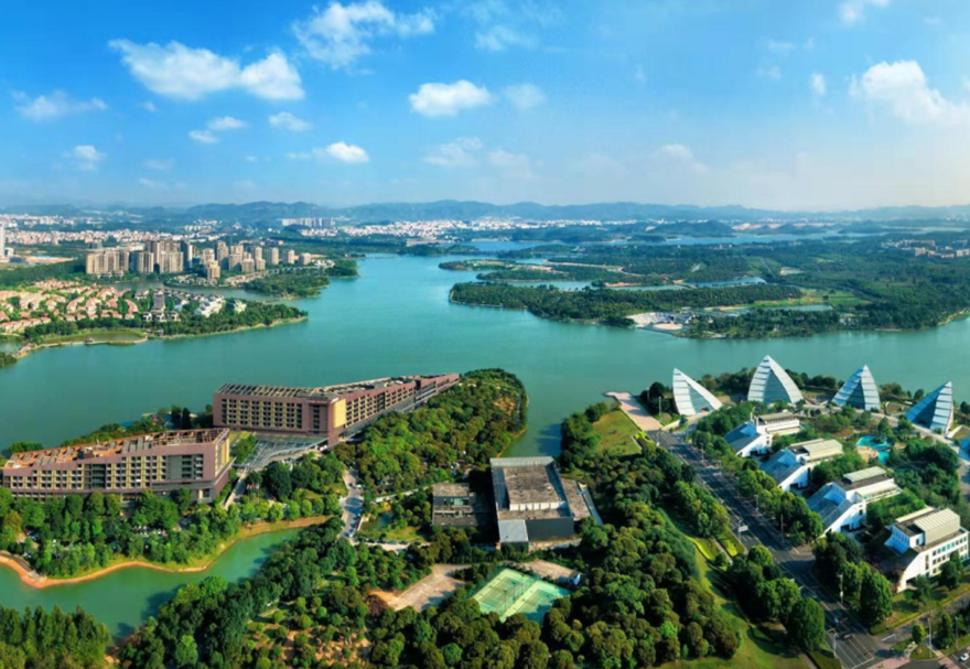 推進高品質城市配套建設。園區擁有8平方公里湖面、6.5平方公里濕地，綠化覆蓋率超過60%。聚集東莞理工學院、廣東醫科大學、東莞中學松山湖學校等優質教育資源，形成了從幼兒到高等教育的完整教育鏈條。東華醫院松山湖院區正式開業，建成“一中心多站點”社區醫療衛生體系。加快推進北部TOD、松山湖中心站TID、南部城市復合中心等產業融合功能區建設。圖為松山湖園區。