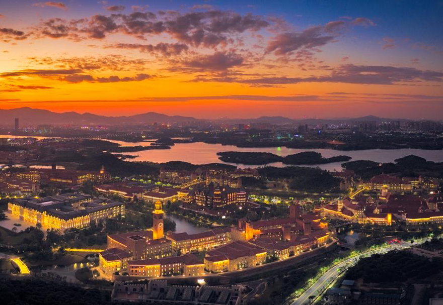 持續增強園區軟實力。華為開發者大會連續三屆在松山湖舉辦，連續兩屆作為亞馬暨莞馬終點站。成功獲評國家知識產權示范園區、國家級外貿轉型升級基地。國際機器人產業基地入選全國創業孵化示范基地，一批“國字號”牌子落入園區。圖為華為歐洲小鎮。