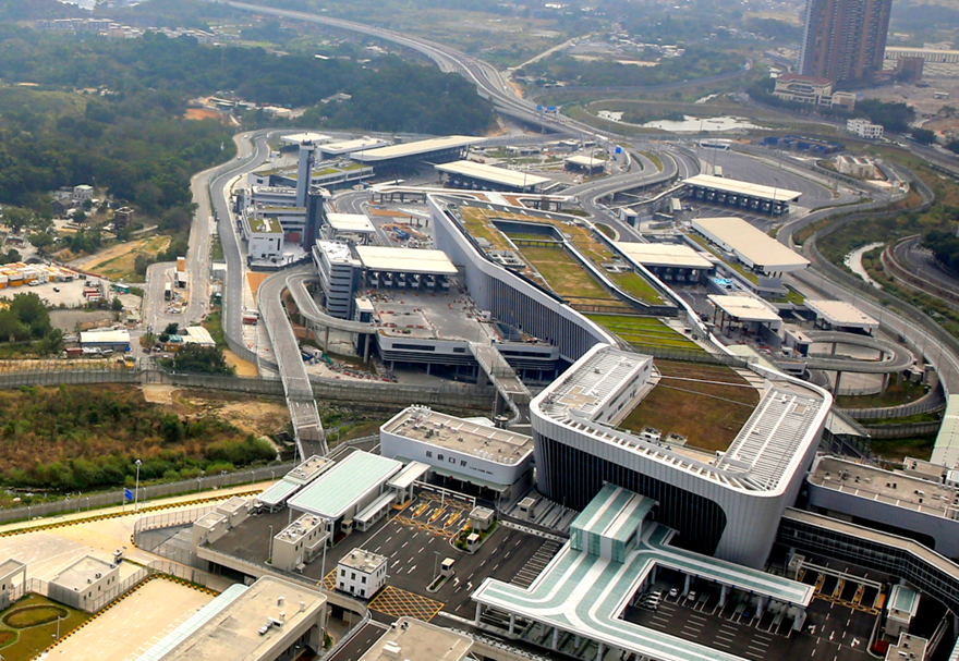 蓮塘/香園圍口岸是深港間第七座陸路口岸，是粵港重大跨境工程，是實現(xiàn)深港兩地跨境貨運，亦是“東進東出、西進西出”通關(guān)格局的重要基礎(chǔ)工程?？诎赌辖酉愀鄯蹘X公路、香園圍公路和沙頭角公路，北連深圳羅沙公路和東部過境高速，將深港與粵東、贛南、閩南的跨境運輸連為一體，為粵港澳大灣區(qū)人員、物資、資金和信息等生產(chǎn)要素的便捷流通增添了新動力。圖為蓮塘/香園圍口岸。