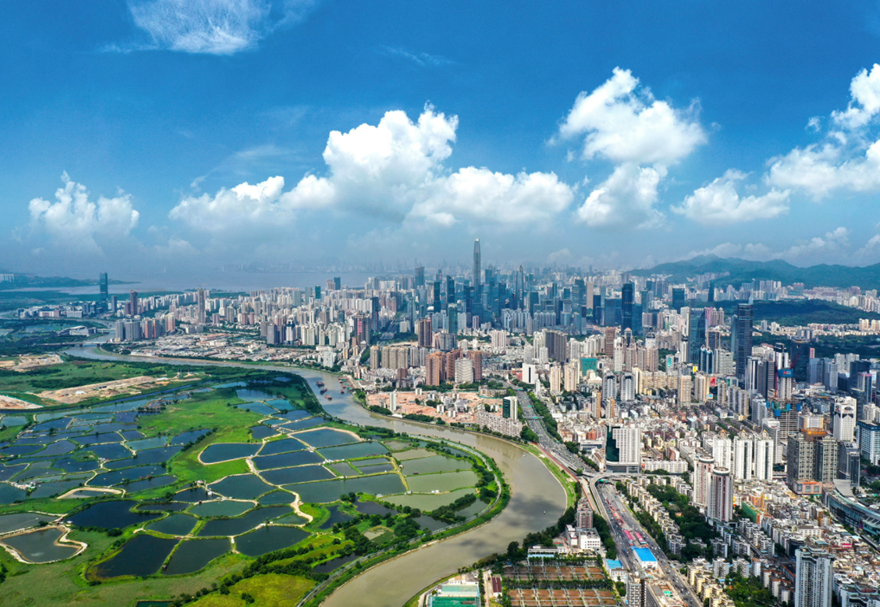 蓮塘/香園圍口岸是粵港合作重點項目之一，先后列入多個重大戰(zhàn)略規(guī)劃。2008年9月，深港邊界區(qū)發(fā)展專責(zé)小組公布，深港雙方?jīng)Q定共同興建蓮塘/香園圍口岸。項目于2010年8月獲批立項，2013年11月動工建設(shè)。圖為從深圳河畔看到的深港兩地。