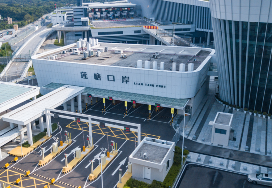 口岸貨檢區(qū)域還投入使用了8個海關(guān)“冷鏈查驗平臺”，這也是深圳公路口岸中首個配備冷鏈查驗設(shè)施設(shè)備的口岸，可滿足進口水果、冰鮮等特殊溫度貨物的現(xiàn)場查驗，實現(xiàn)冷鏈貨物“不斷鏈”。此外，口岸還建設(shè)了國內(nèi)首臺超大型“CT型H986”監(jiān)管設(shè)備，海關(guān)通過“CT”技術(shù)對集裝箱實現(xiàn)不開箱查驗，不僅能精準打擊違法違禁物品，而且極大地提高了通關(guān)效率、改善了通關(guān)體驗。圖為蓮塘/香園圍口岸。