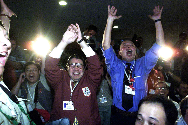 2001北京申奧成功霍震霆在莫斯科現場喜極而泣 （來源：南方日報）