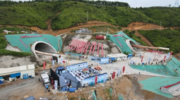 黃茅海通道獅山隧道貫通