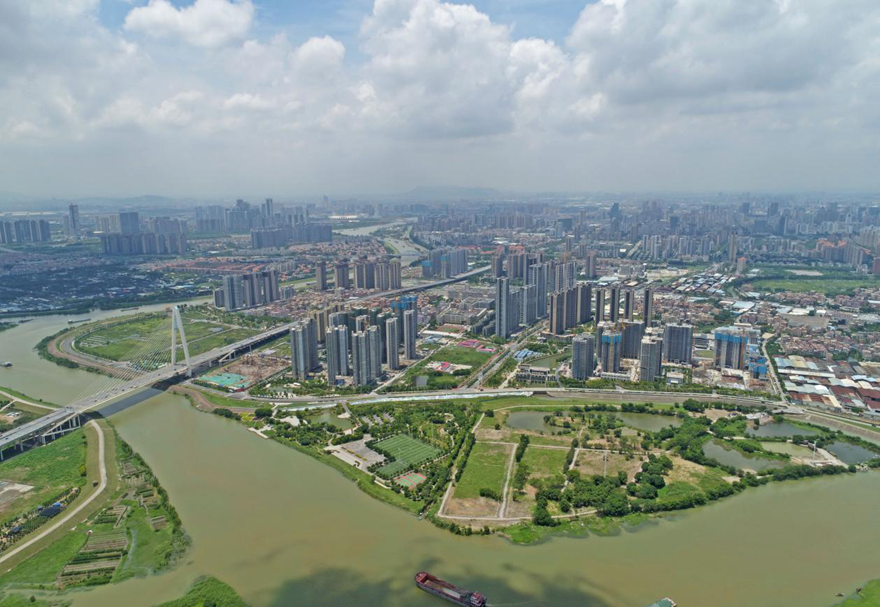 三龍灣具有得天獨厚的地理優(yōu)勢，既有東平河黃金水道穿行而過，又毗鄰交通樞紐的廣州南站。未來還有佛山地鐵二、三號線和南海有軌電車貫穿。圖為建設中的三龍灣。