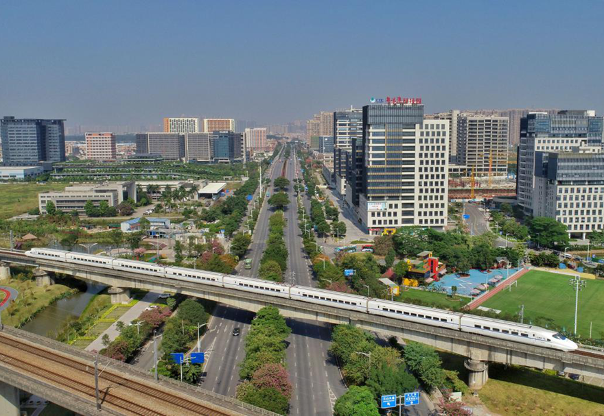 三龍灣一小時交通圈內(nèi)集聚機場、高鐵、城際軌道、高快速公路等重大交通基礎設施。高效便捷的對內(nèi)對外通道，為人才、資本、信息、技術等要素自由流動打下了良好基礎。圖為穿過三龍灣的高鐵線。