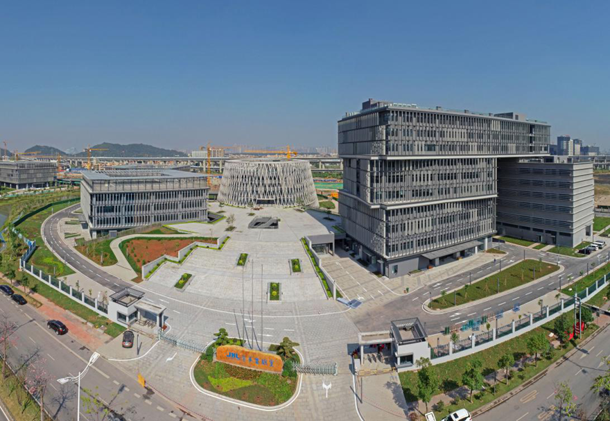 佛山三龍灣所在的五個鎮(zhèn)（街）均屬全國綜合實力百強鎮(zhèn)，截至2022年5月，三龍灣已簽約落戶50個產(chǎn)業(yè)項目，總計劃投資金額606.7億元。三龍灣具有良好的高新技術產(chǎn)業(yè)基礎，是佛山市技術密集型產(chǎn)值最高的地區(qū)。圖為位于三龍灣的季華實驗室。