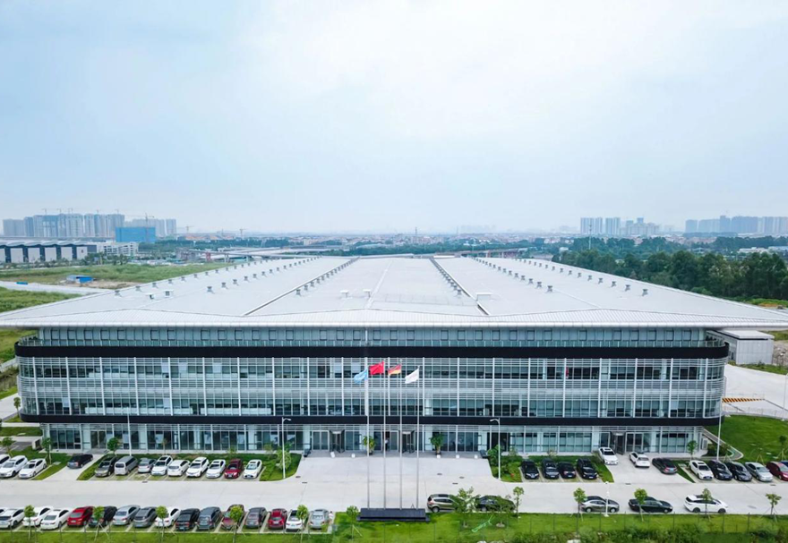 佛山三龍灣區(qū)域內(nèi)已集聚500余家港澳企業(yè)，與港澳合作交流密切，港澳青年創(chuàng)新創(chuàng)業(yè)就業(yè)日益活躍。區(qū)域內(nèi)的中德工業(yè)服務區(qū)是廣東省擴大開放的合作平臺之一，目前陸續(xù)已有多個科技項目落地。圖為德國庫卡機器人三龍灣生產(chǎn)基地。
