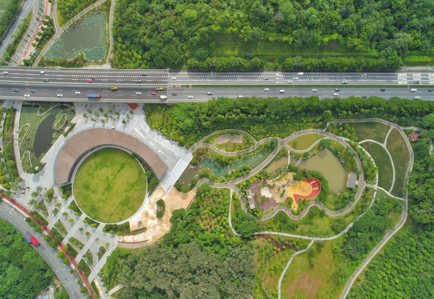 除了大力發(fā)展產(chǎn)業(yè)，三龍灣還堅持“立足長遠、生態(tài)優(yōu)先、適度密度”等原則，構(gòu)建包括生態(tài)綠心、組團公園和生態(tài)廊道的多層次、系統(tǒng)化生態(tài)格局。圖為位于三龍灣的三山森林公園。