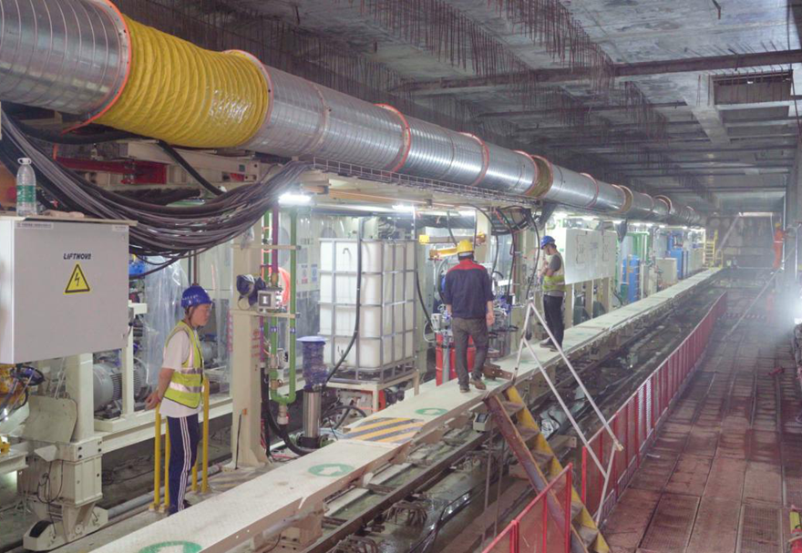橫琴粵澳深度合作區(qū)掛牌以來，一大批基礎設施建設加速推進，合作區(qū)面貌日新月異。包括軌道交通、隧道建設等交通設施進展迅速，琴澳交通互聯(lián)互通正在加速。圖為正在建設中的澳門輕軌延伸橫琴線項目。