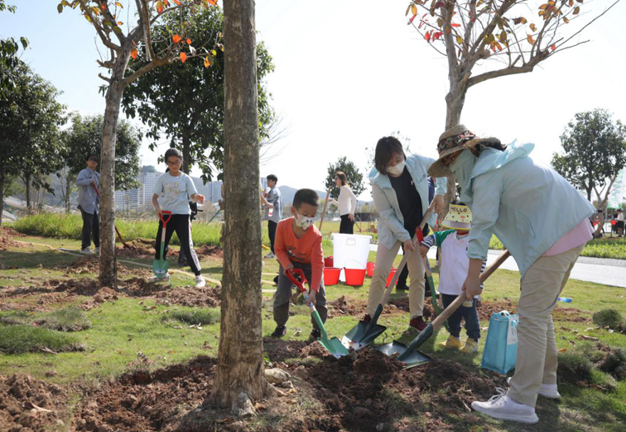 良好的生態(tài)環(huán)境是最普惠的民生福祉。橫琴有關部門組織豐富多彩的活動，邀請琴澳家庭共同建設更加美好的生態(tài)環(huán)境。圖為橫琴粵澳深度合作區(qū)舉行“春綠橫琴島，同植一灣夢”植樹活動現(xiàn)場。