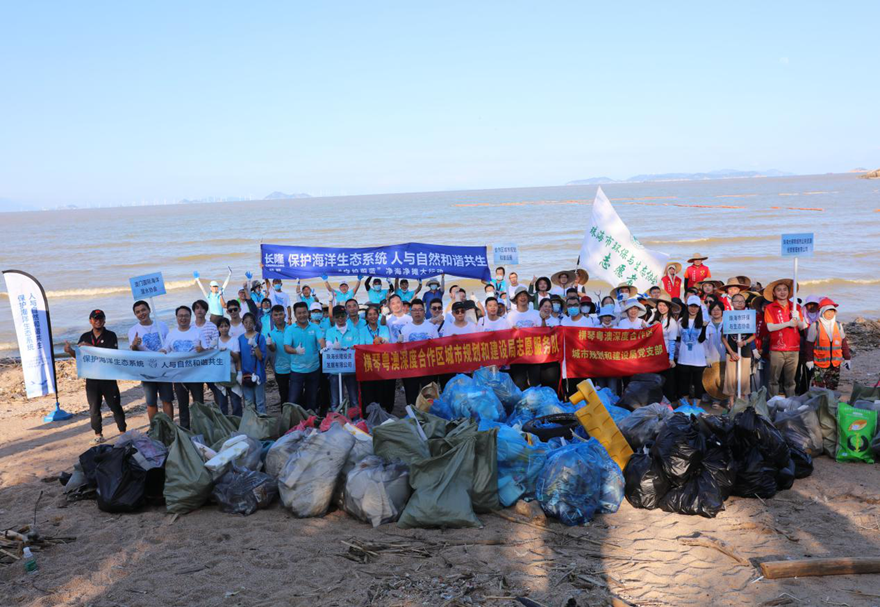 在建設更美麗的陸上家園的同時，橫琴還關注保護海洋生態(tài)，組織了一系列活動，邀請居民共同參與。圖為橫琴粵澳深度合作區(qū)組織開展“守護蔚藍”2022橫琴粵澳深度合作區(qū)海洋保護推廣季暨“世界海洋日”系列活動的首次凈灘行動。