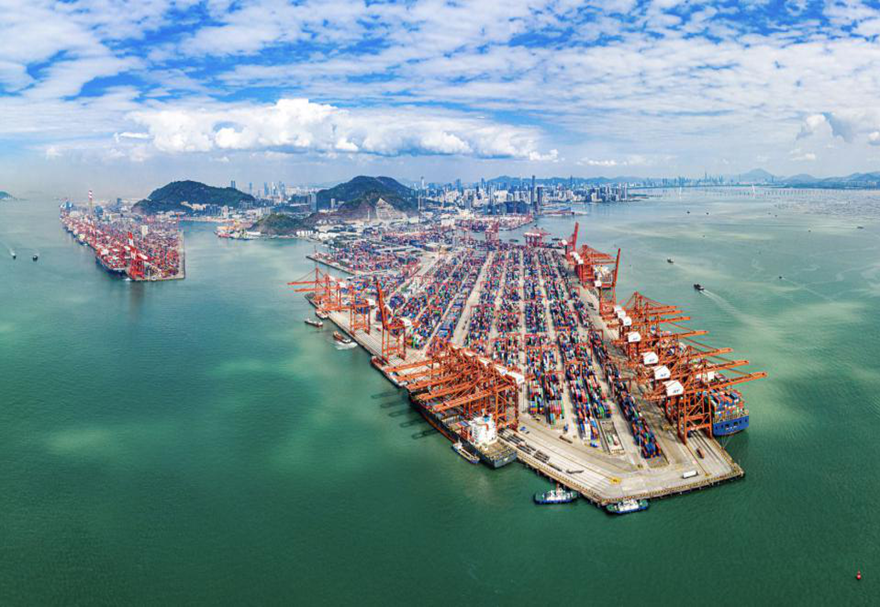 于1989年建成的媽灣港，在粵港澳大灣區建設的時代浪潮下再現光輝，經過改造，如今的媽灣智慧港是粵港澳大灣區首個 5G 綠色低碳智慧港口。圖為媽灣智慧港航拍圖。