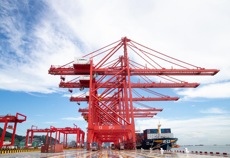 媽灣智慧港港區位于深圳南頭半島西南低山丘陵地帶，珠江口主航道北岸，占地面積98.36萬平方米，泊位岸線總長1930米，擁有5個泊位，年吞吐量可達150萬標準集裝箱，可供靠泊世界最大型集裝箱船舶。圖為貨輪停靠在媽灣智慧港。