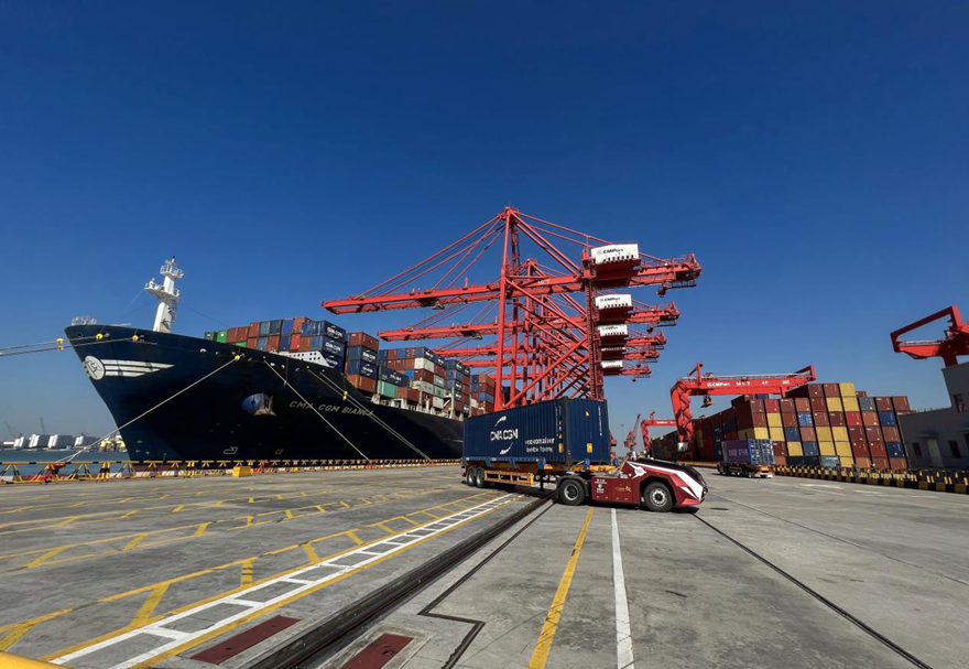 媽灣智慧港依托人工智能、5G、區塊鏈等一系列先進技術，打造粵港澳大灣區智慧港平臺，推進港口運營管理智能化建設，打造“世界一流”智慧港。圖為無人駕駛車輛將集裝箱運抵堆場吊裝。