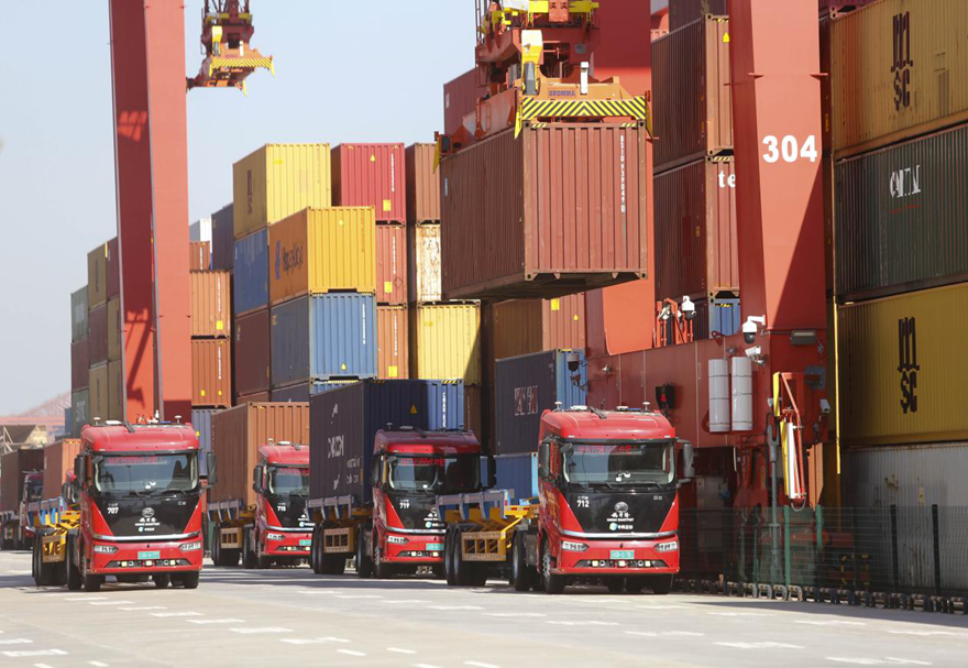 在5G技術的加持下，媽灣智慧港的自動化堆場設備可以協助工作人員自動完成集裝箱的調度，安放工作。而工作人員也可以通過岸橋上的高清攝像頭進行工作情況的實時監控，確保智慧港的有序運行。圖為媽灣智慧港的無人駕駛車輛。