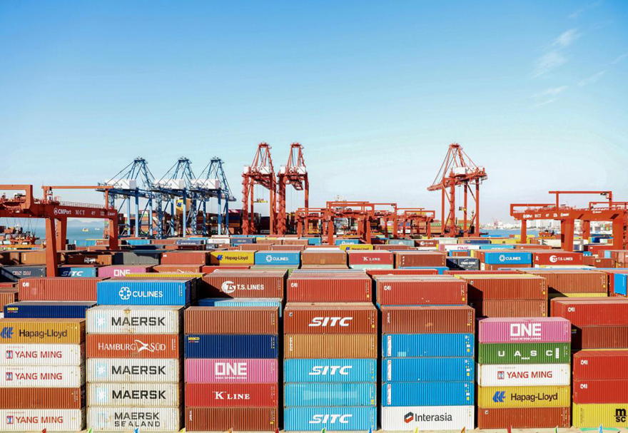 在媽灣智慧港運營模式中，海關依托“單一窗口”向進出口企業、港口等單位實時推送查驗、通關信息，讓信息“多跑路”、企業“少跑路”、單證“不跑路”，大幅減少企業人力和時間成本，企業獲得感滿滿。圖為堆放在媽灣智慧港的集裝箱。