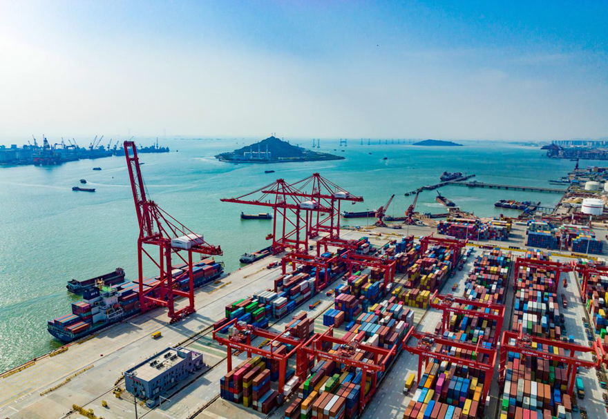 媽灣智慧港應用綠色低碳系統，實現了港口全方位環境保護的綠色發展，媽灣智慧港的投入，能使每年減少二氧化氮排放約1350噸，減少一氧化碳排放約450噸。圖為深圳媽灣智慧港一艘貨輪正在裝載貨物。