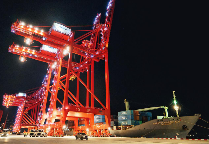 為進一步提高口岸綜合服務能力，深圳海關進一步發揮媽灣智慧港“區港聯動”特點，有效打破了三個片區物理隔離的藩籬，打造功能完善、銜接順暢、運作高效的“港—區—倉—場”智能物流網。圖為夜晚燈火通明的媽灣智慧港。