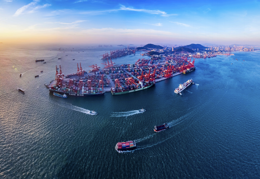 2022年6月28日是媽灣智慧港開港一周年紀念日，開港一年來，媽灣智慧港進出港船舶3710艘次，吞吐量突破106萬標箱，新增航線28條。圖為繁忙的媽灣智慧港。